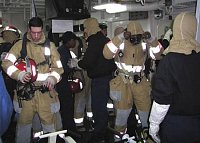 cvičení hasičů na letadlové lodi