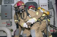 cvičení hasičů na letadlové lodi