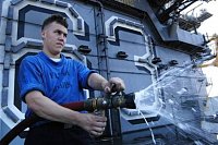 zkouška požárních zařízení a systémů na palubě letadlové lodi CV - 63 USS Kitty Hawk