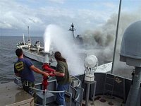 pomoc amerického námořnictva při požáru civilní obchodní lodi