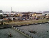 pohled z učiliště na městský skate park