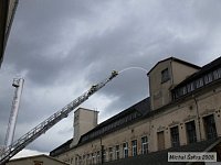 Hasiči z Varnsdorfu s ochranným proudem na levé části střechy od ohniska požáru