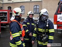 Po dohodě s velitelem zůstávají zasahující hasiči v dýchací technice a dodýchávají si obsah přístroj