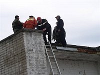 "Premier" na střeše domu s BORem a záchranáři čeká na vrtulník