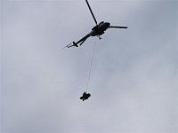 "Premier" je se svou ochrankou v podvěsu vrtulníku transportován do bezpečí