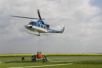 Den záchranářů mýma očima - policejní Bell 412 a bambi vak