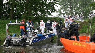 Čluny THW a Policie ČR naloďují evakuované občany
