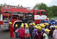 hasiči v obležení dětí