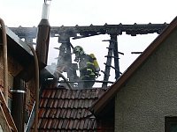 Rozsáhlý požár půdy a střechy rodinného domu v Rakové