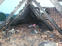 Rozsáhlý požár půdy a střechy rodinného domu v Rakové