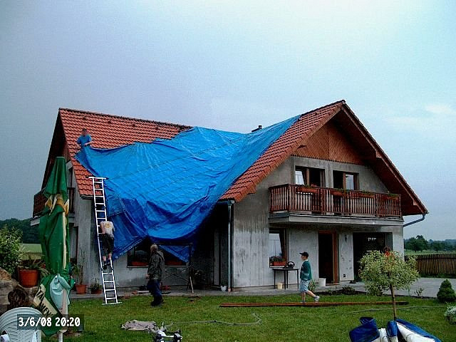 Blesk zapálil střechu rodinného domu