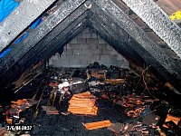 Blesk zapálil střechu rodinného domu