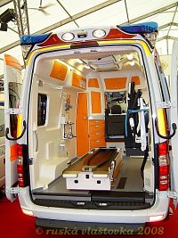Vnitřek VW Crafter s &quot;klasickou&quot; zástavbou Delfis od německé firmy Ambulanz Mobile GmbH &a