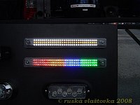 Záměrně podexponovaná fotka ukazuje dva specifické typy LED světel. Zatímco ten vrchní slouží napřík
