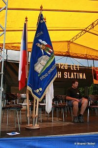 Pódium s praporem SDH, obce a státní vlajkou