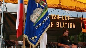Pódium s praporem SDH, obce a státní vlajkou