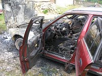 Požár zničil osobní vozidlo BMW