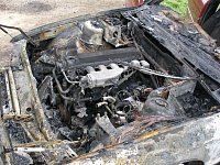 Požár zničil osobní vozidlo BMW