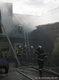 Požár zničil sklad materiálu a šatny