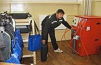 Radek Macal z prunéřovské jednotky připravuje plnění tlakových lahví pro dýchací přístroje pomocí ko