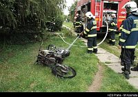 Požár motocyklu na chodbě panelového domu v Praze