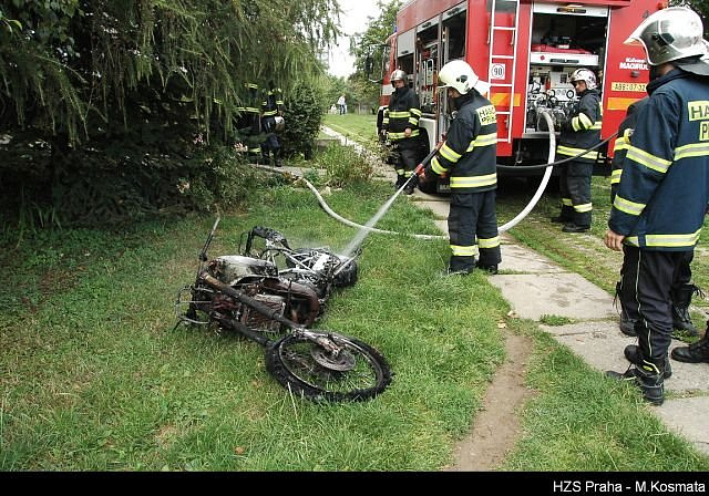 Požár motocyklu na chodbě panelového domu v Praze