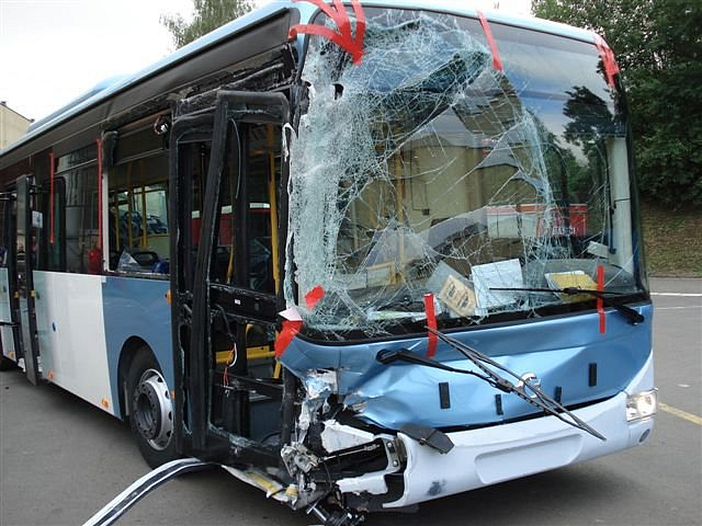 Nehoda vysokozdvižného vozíku a autobusu ve Vysokém Mýtě