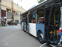 Nehoda vysokozdvižného vozíku a autobusu ve Vysokém Mýtě