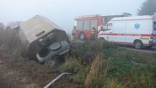 policejní řidič se snažil zabránit nárazu do dopravní nehody, a proto strhl řízení 