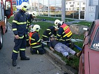 před příjezdem zdravotníků se hasiči úspěšně pokusili o záchranu řidiče