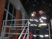 přes boční evakuační schodiště hotelu se hasičům podařilo zachránit zraněnou ženu