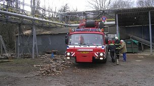 foto ze zásahu ve Vejprnické ulici v Plzni, kde strom padl na potrubí