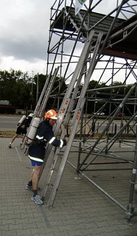 Adrián Ficík při instalaci žebříků