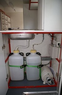 nádrže na čistou a odpadní vodu, čerpadlo a ohřívač