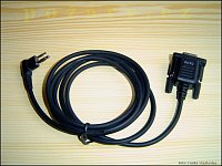 programovací kabel obsahuje miniaturní RIB, ukrytý v konektoru