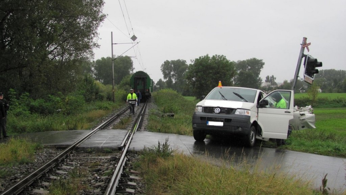 Nehoda na přejezdu, jedna osoba zraněna | POŽÁRY.cz ...