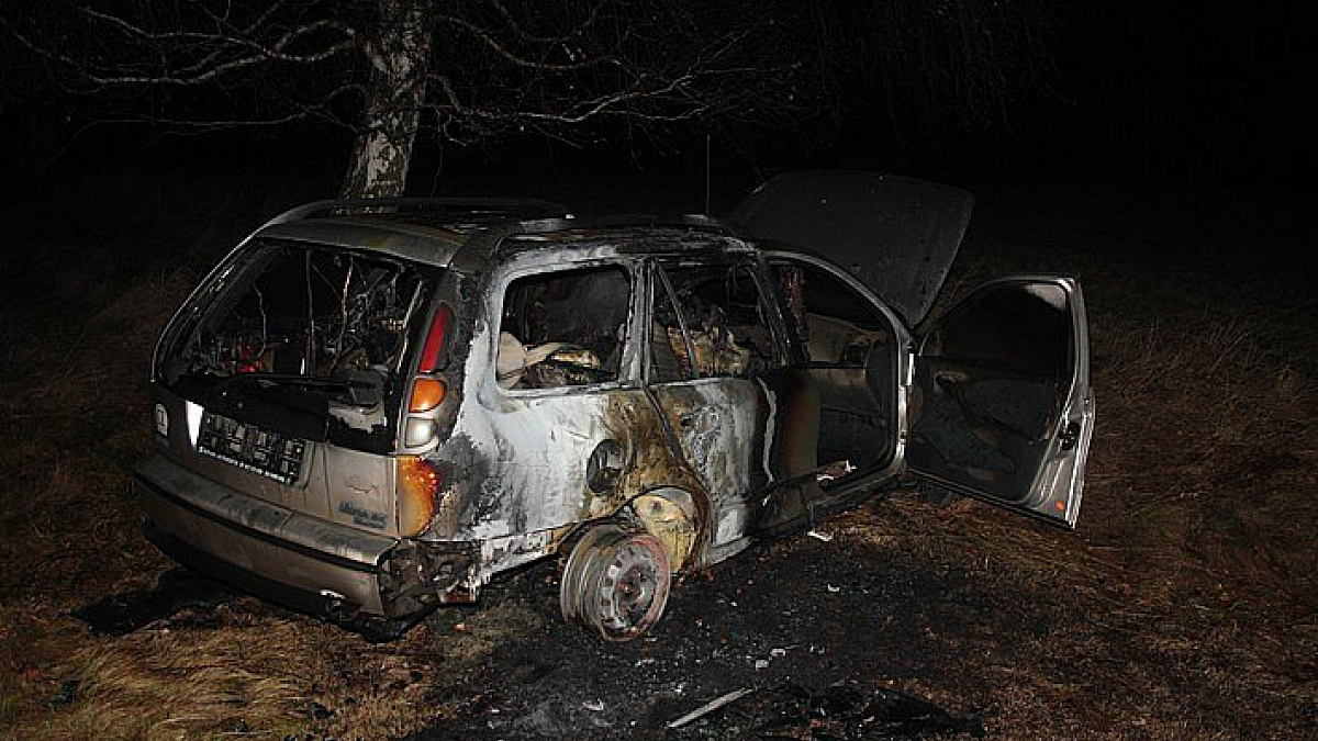 Požár osobního auta u Šluknova způsobilo najetí na ...
