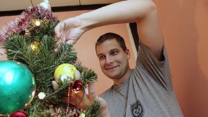 Na snímku profesionální hasič Pavel Čepelák při zdobení vánočního stromku