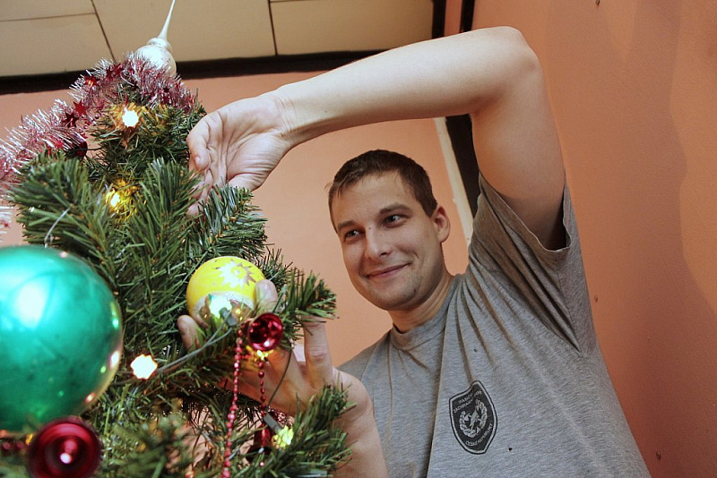 Na snímku profesionální hasič Pavel Čepelák při zdobení vánočního stromku