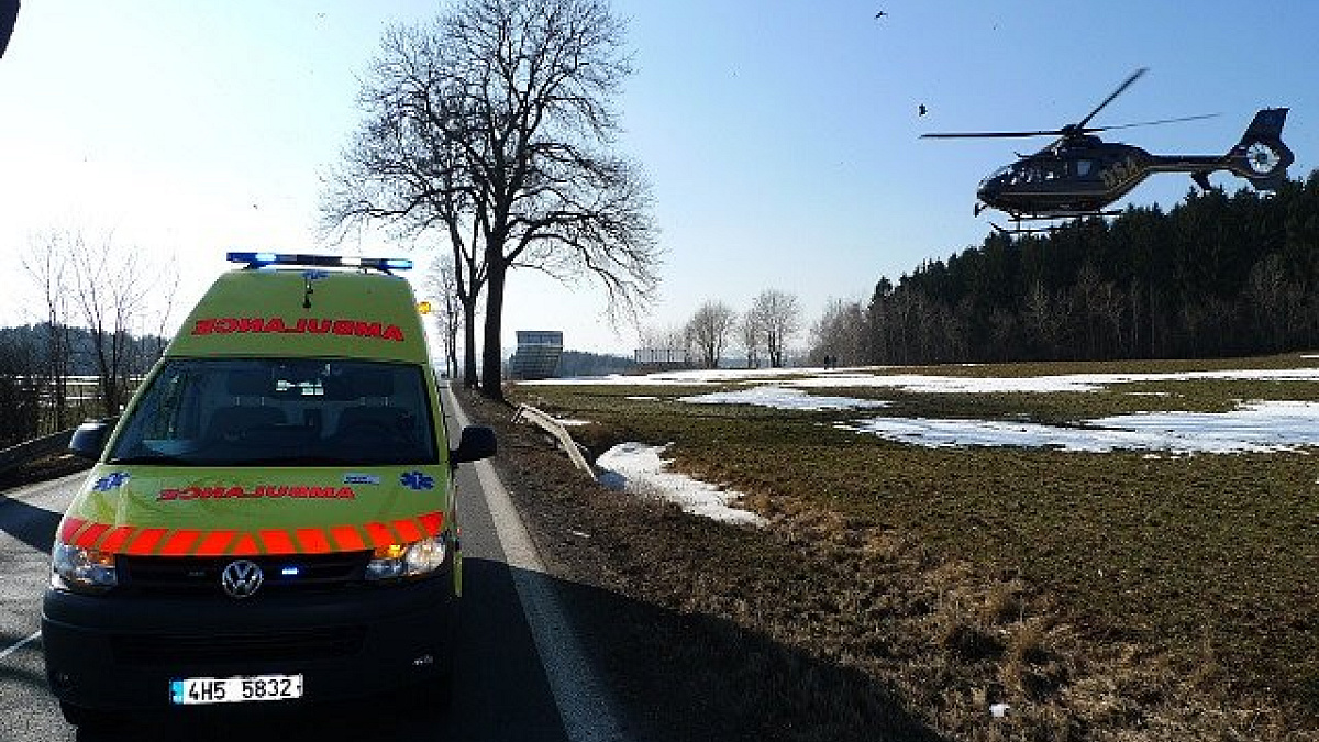 V obci Vidochov se střetlo osobní a nákladní vozidlo, na místě musel