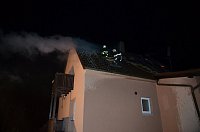 Blesk zapálil střechu rodinného domu ve Lhotě na Kladensku , foto: nprap. Jiří Pospíšil