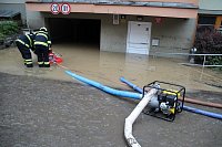Čerpání vody pří povodních v létě 2013 v Záběhlicích