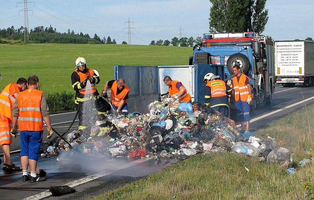 V popelářském voze začal hořet vyhozený červený fosfor, na ...