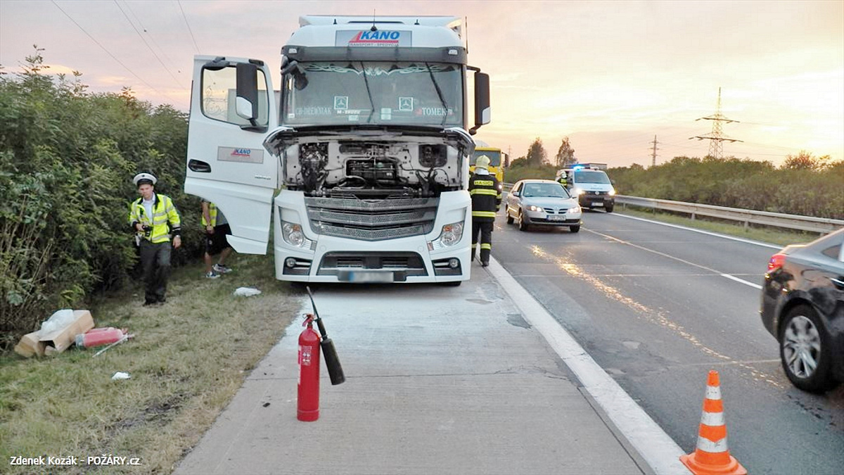 Na šestý kilometr dálnice D11 ve směru do Hradce Králové ...