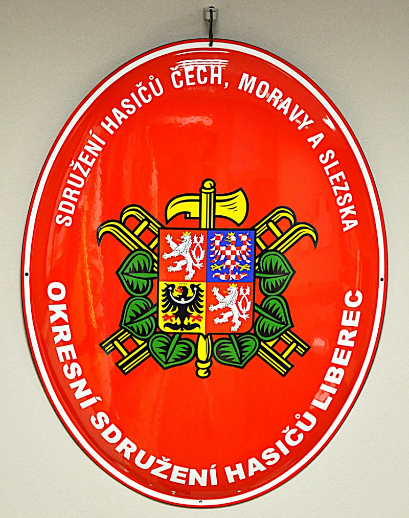 Smaltovaný hasičský ovál s oficiálním znakem SH ČMS a státním znakem