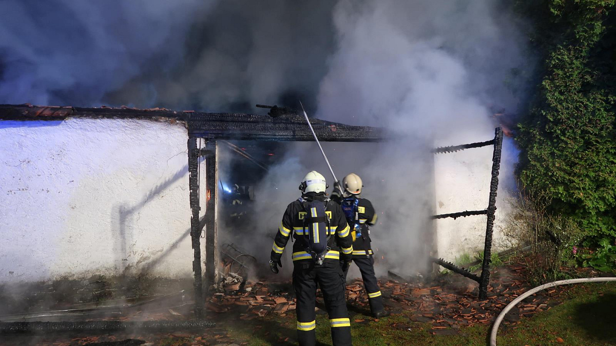 V obci Smilovy Hory Františkově hořela stodola, s plameny bojovalo