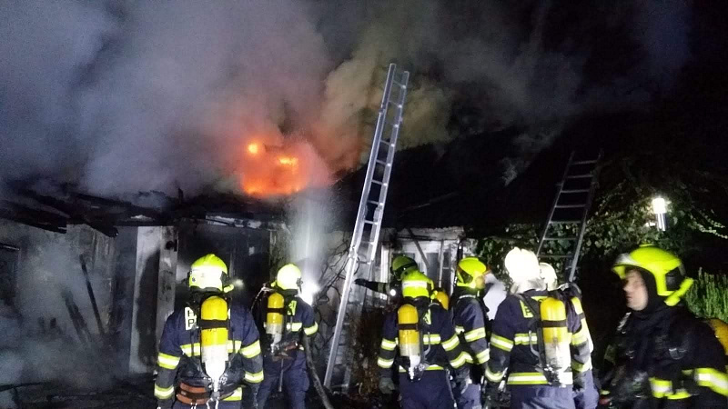 Požár domu v Praze 10 způsobil větší škodu, hořelo auto v garáži ...