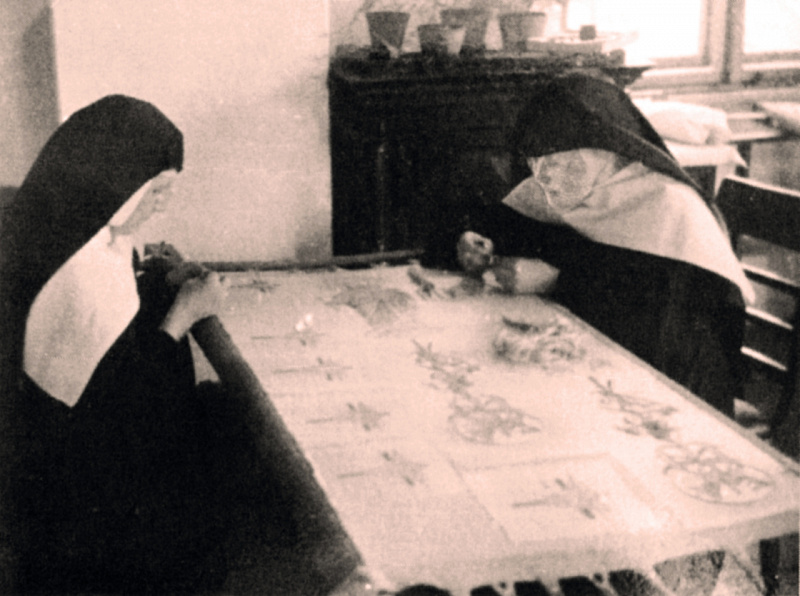 Řádové sestry při ručním vyšívání v klášterní dílně.