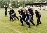Družstvo milevských hasičů při požárním útoku na fotbalovém stadionu v Milevsku při oslavách 125 let od založení sboru. (27.8.1995)