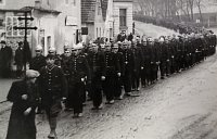 Smuteční průvod hasičů na pohřbu zemského velitele Karla Duchoně na náměstí v Milevsku. (14.1.1944)